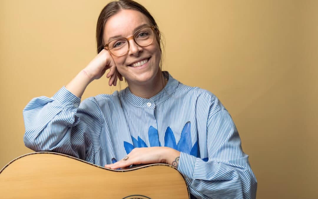 Clara Schoen En hilsen fra din eks » Aarhus Inside Clara Schøn fylder scenen med selvironi og musik i “En hilsen fra din eks”