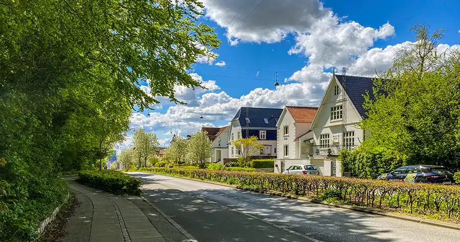 Dronning Margrethes Vej - Hvide patriciervillaer tæt på skov og vand på Trøjborg