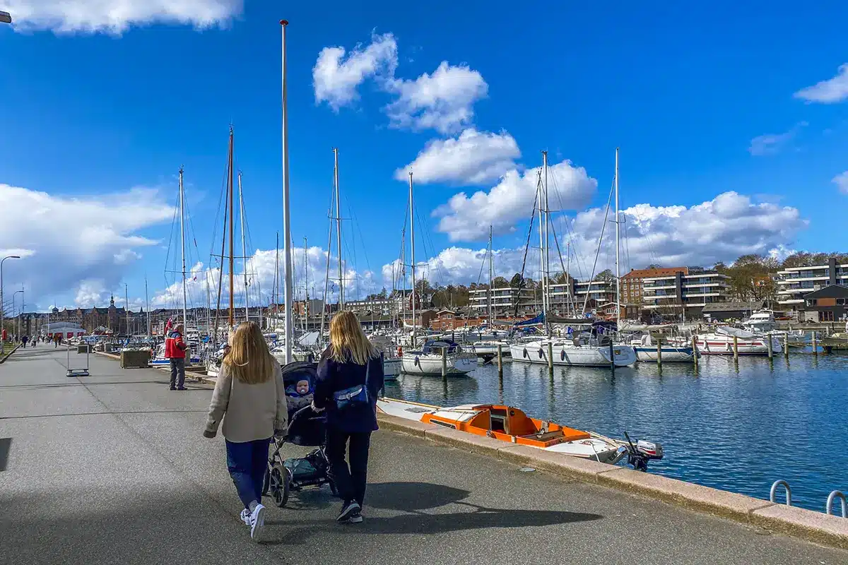 Familier på gåtur langs Aarhus Lystbådehavn promenade Familier på gåtur langs Aarhus Lystbådehavn promenade