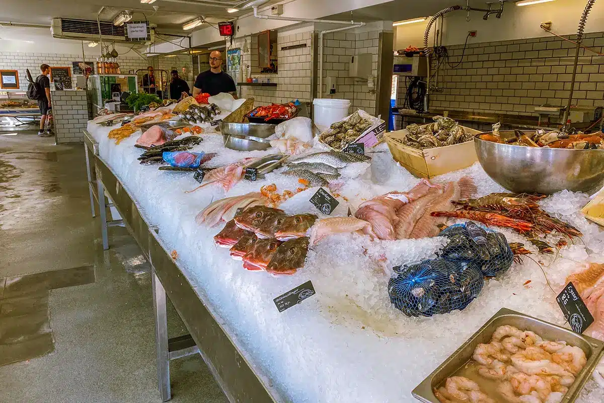 Fiskedisk med friskfanget fisk i Aarhus Lystbådehavn Fiskedisk med friskfanget fisk i Aarhus Lystbådehavn