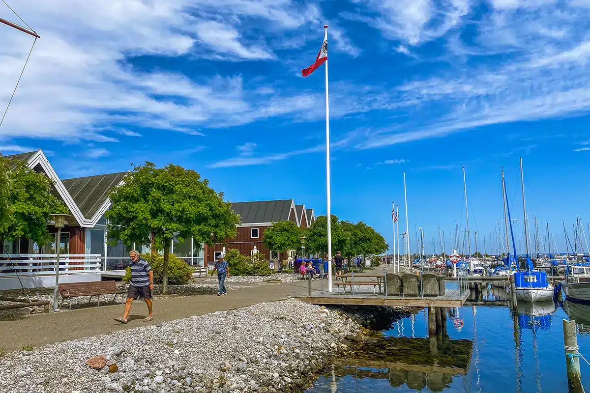 Flag og både ved Egå Marina med gående gæster Flag og både ved Egå Marina med gående gæster