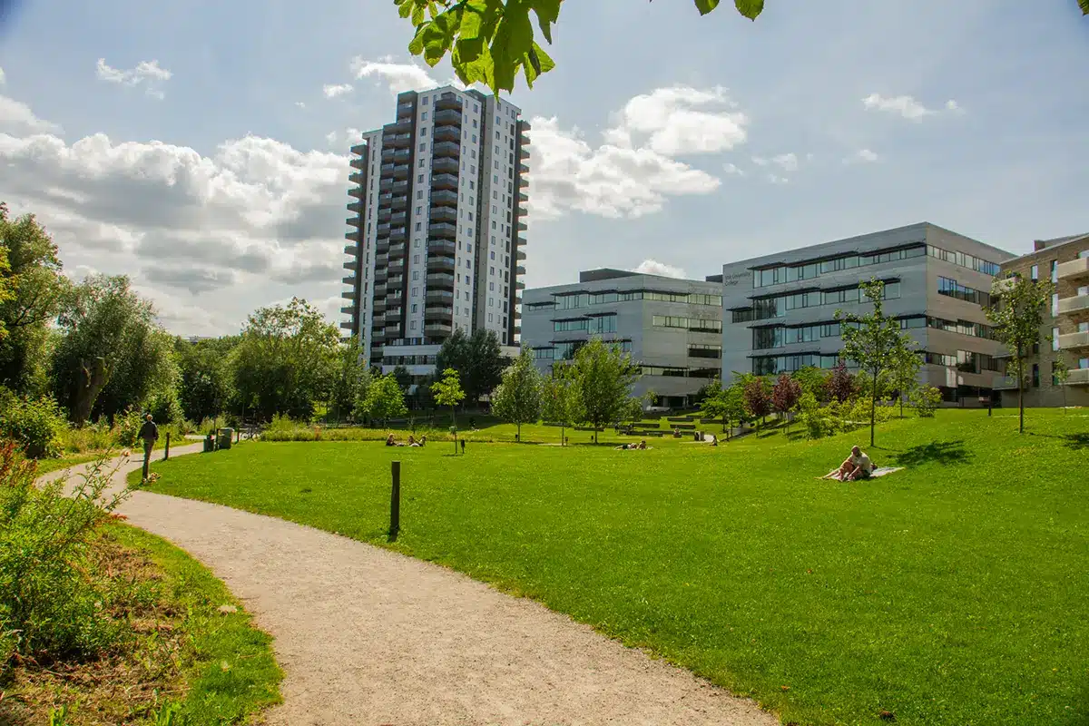 Højhus og grøn park med mennesker i Ceres Parken Højhus og grøn park med mennesker i Ceres Parken
