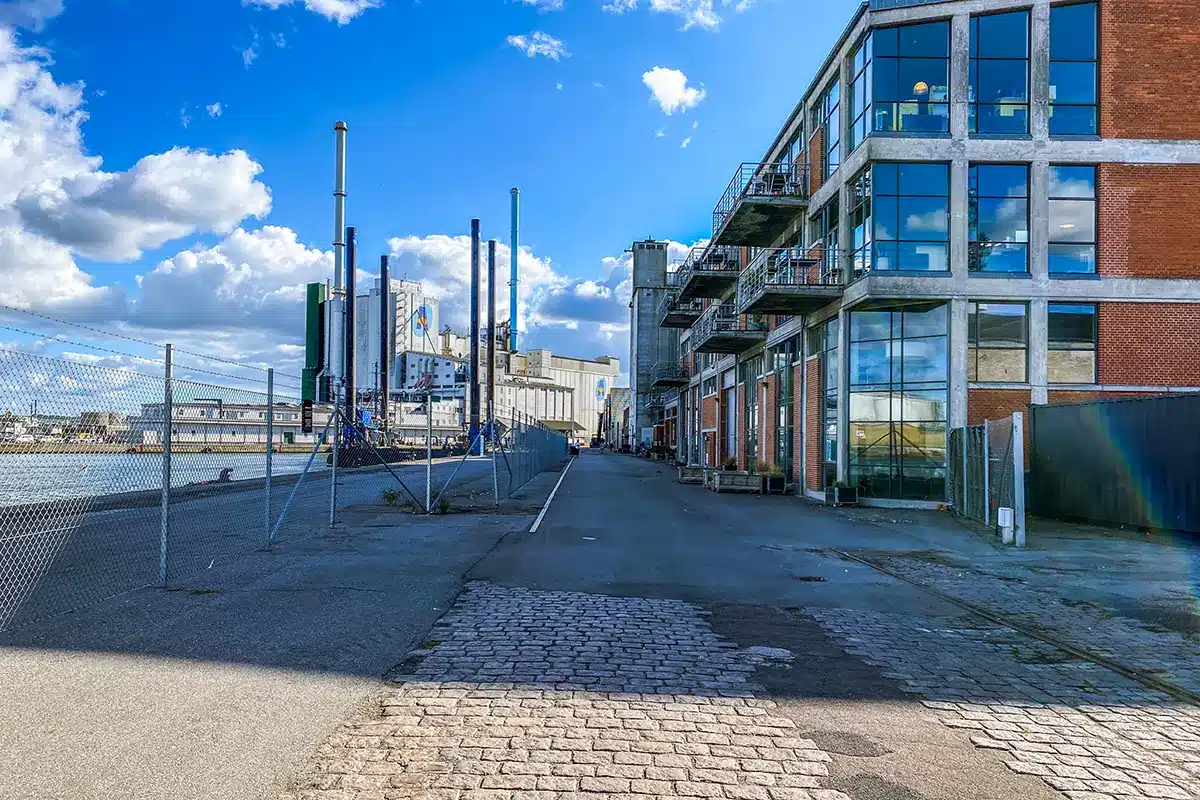 Industriel kaj langs Mellemarmen havn med gamle bygninger Industriel kaj langs Mellemarmen havn med gamle bygninger