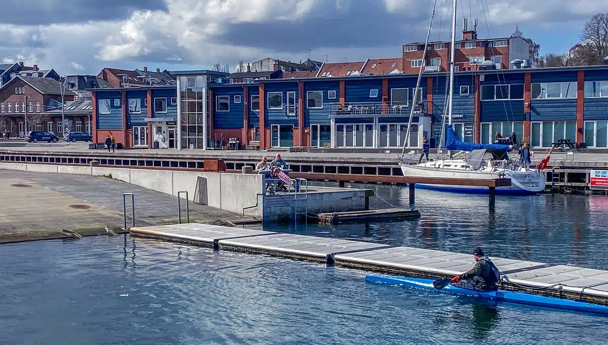 Kajak ved flydebro og bygninger i Aarhus Lystbådehavn Kajak ved flydebro og bygninger i Aarhus Lystbådehavn