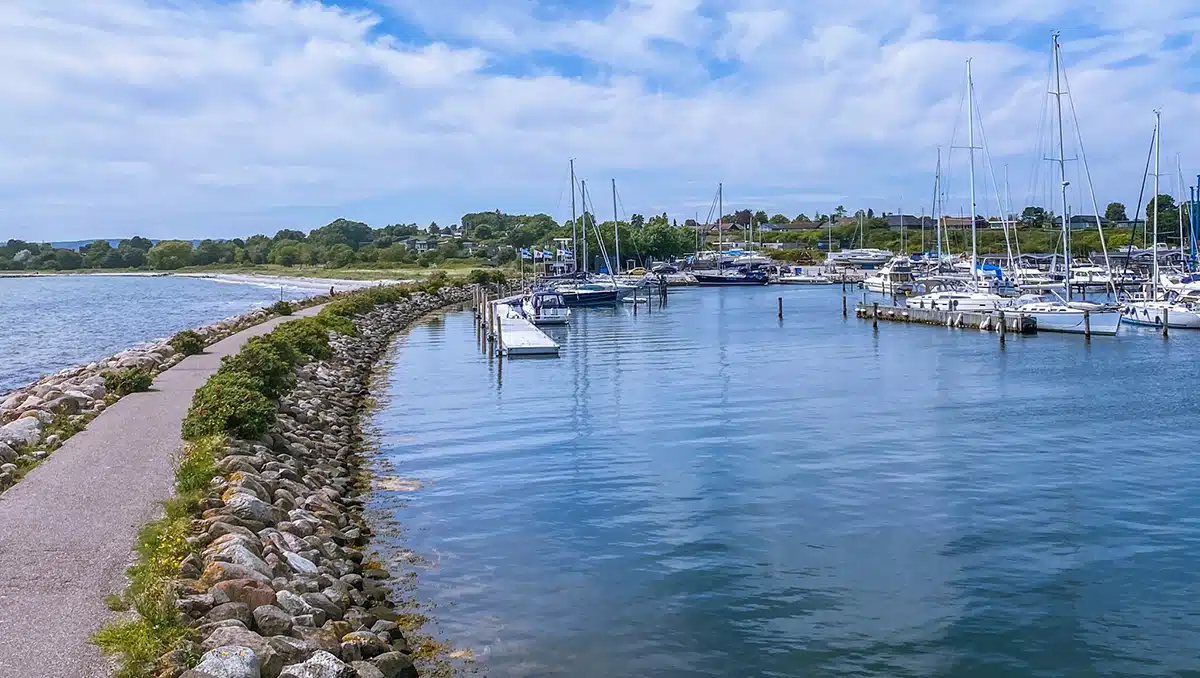 Kyststi langs Egå Marina med både og grønt område Kyststi langs Egå Marina med både og grønt område