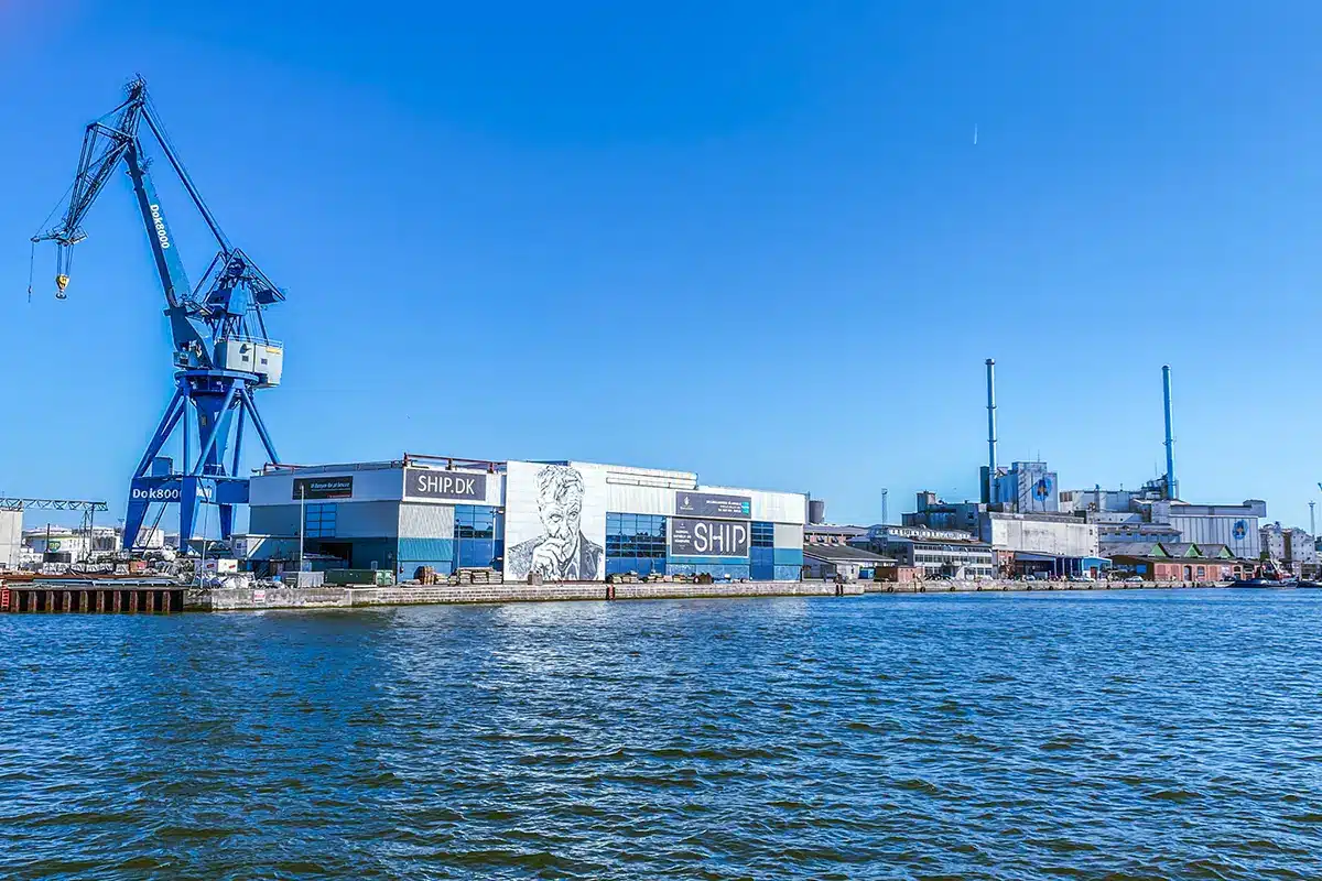 Mellemarmen havn med kran og gamle pakhuse Mellemarmen havn med kran og gamle pakhuse