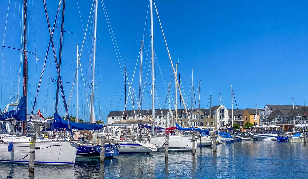 Sejlbåde langs kajen ved Marselisborg havn i sol