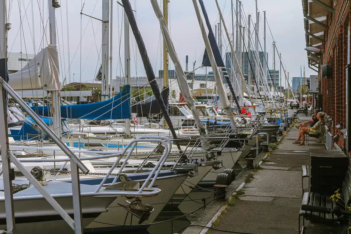 Sejlbåde langs kajen ved murstensbygning i Aarhus Lystbådehavn Sejlbåde langs kajen ved murstensbygning i Aarhus Lystbådehavn