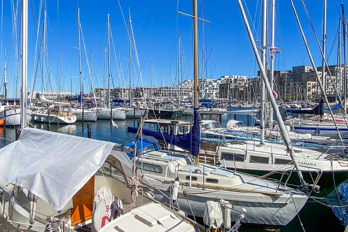 Sejlbåde og kraner ved Aarhus Lystbådehavn i sol Sejlbåde og kraner ved Aarhus Lystbådehavn i sol