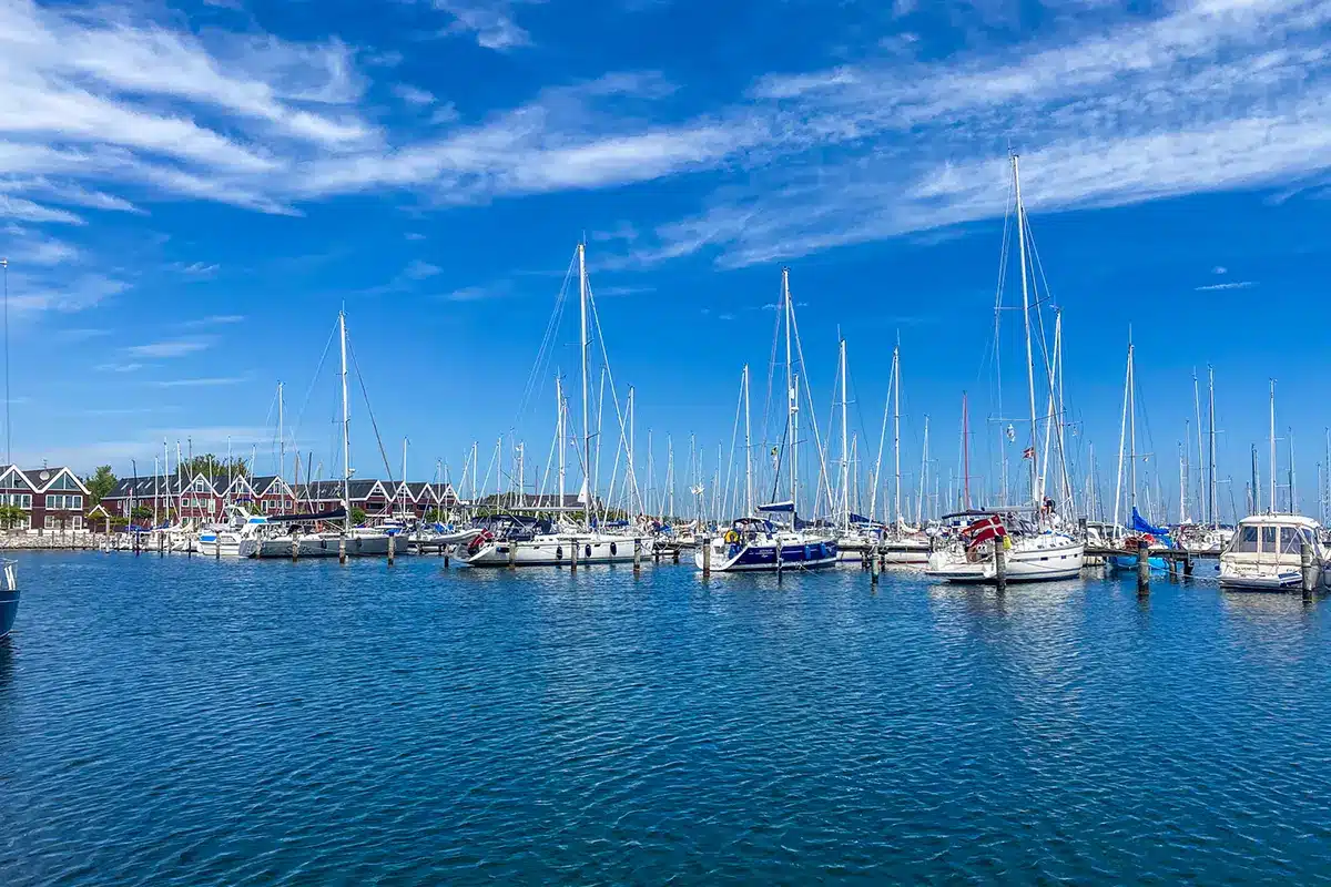 Sejlbåde og røde huse ved Egå Marina i solskin Sejlbåde og røde huse ved Egå Marina i solskin