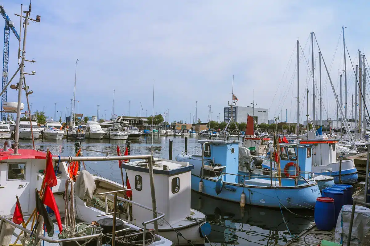 Små fiskerbåde fortøjet i indre bassin ved Aarhus Lystbådehavn Små fiskerbåde fortøjet i indre bassin ved Aarhus Lystbådehavn