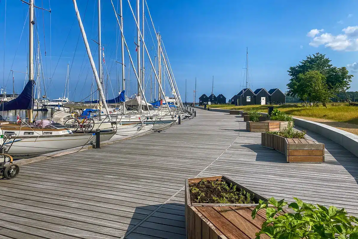 Træpromenade og sejlbåde langs Marselisborg havn