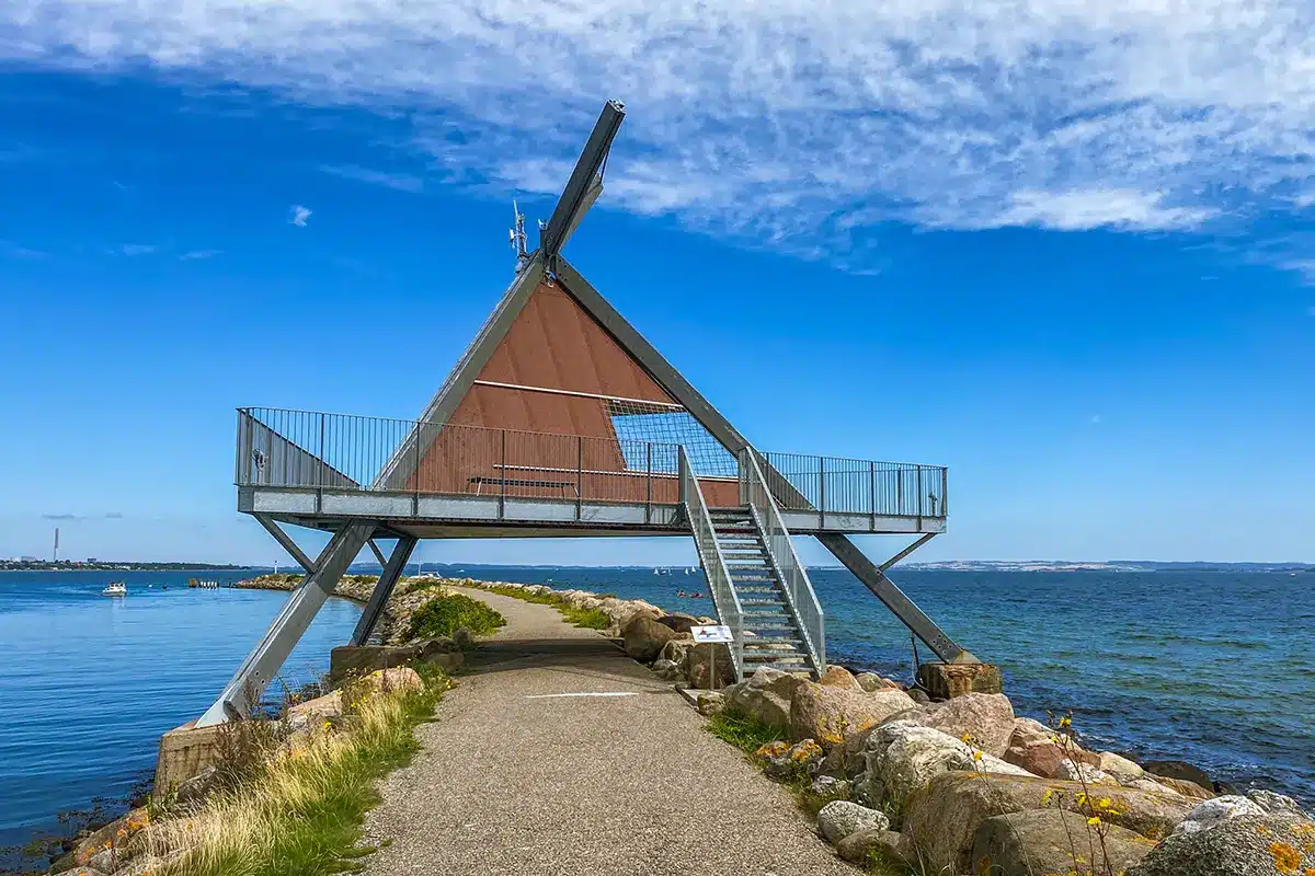 Udsigt til udsigtstårn ved Egå Marina og kyststi