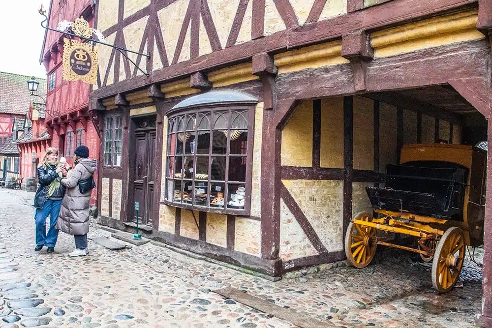 Vinterferie i Den Gamle By med besøgende som spiser is