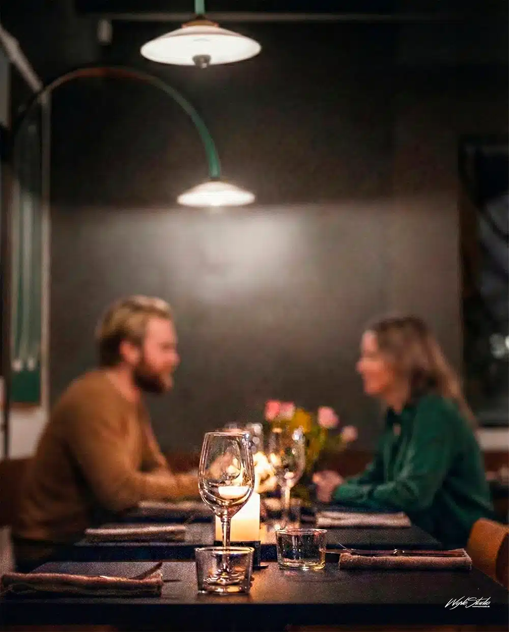 Gæster der nyder en intim middag hos Restaurant Møf Gæster der nyder en intim middag hos Restaurant Møf