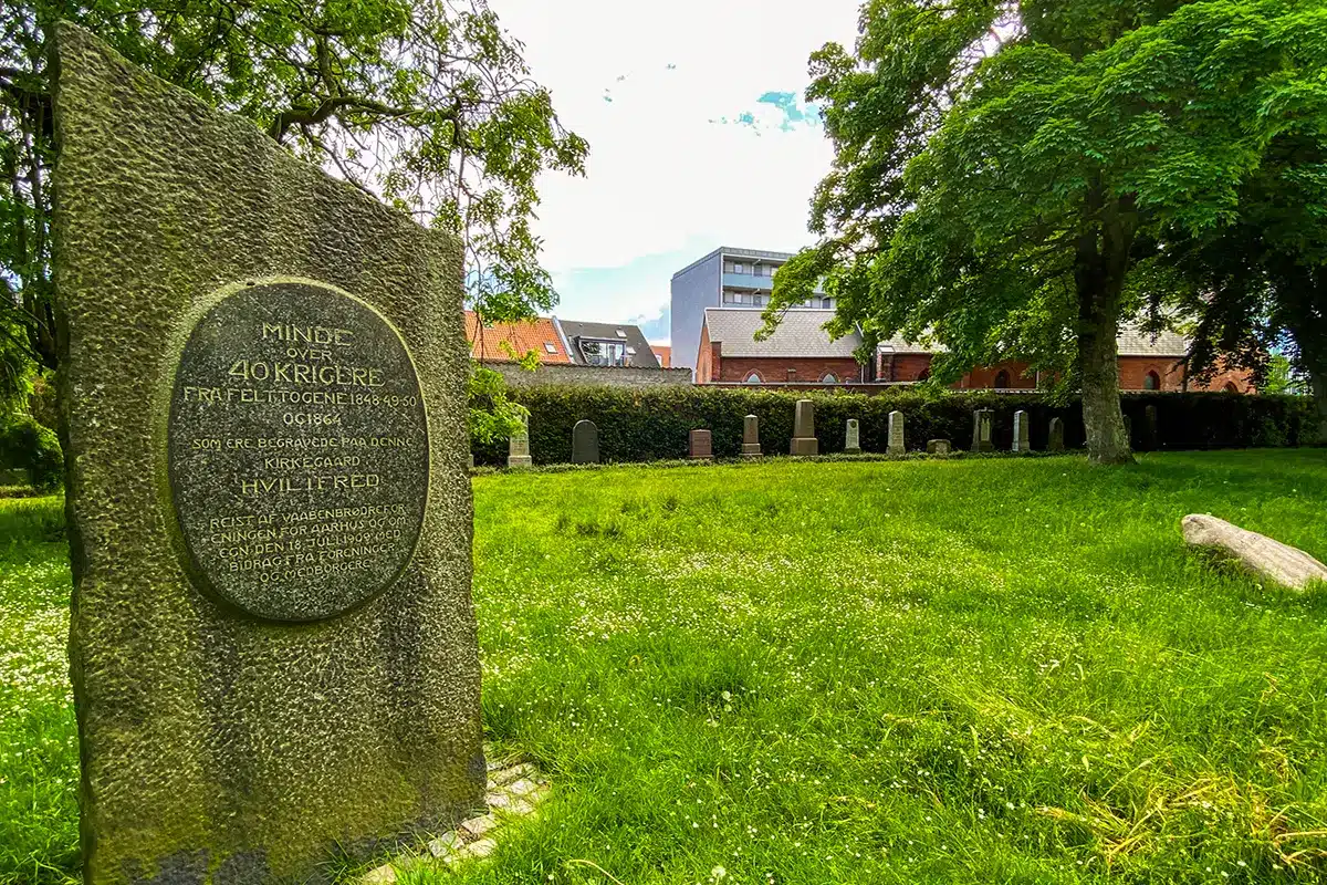 Historisk mindesten over faldne krigere omgivet af grøn natur i Rådhusparken