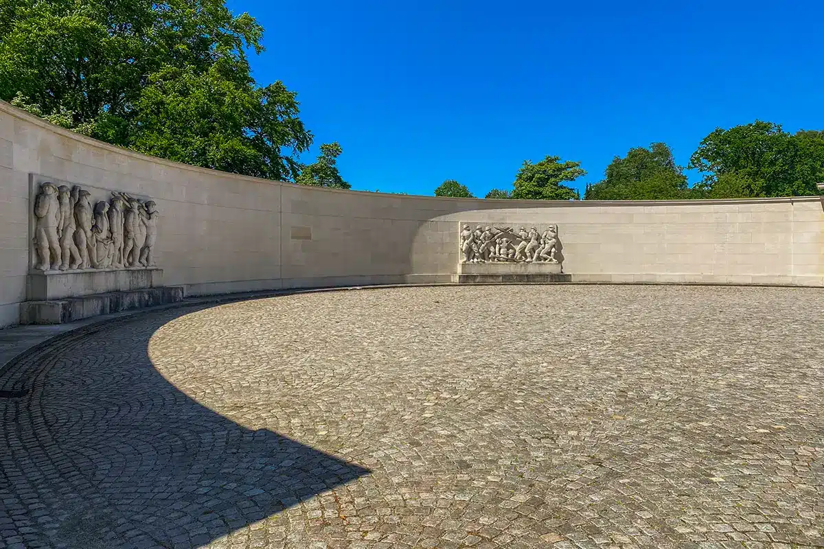 Indgraverede navne på faldne soldater på monumentets mur i Mindeparken Indgraverede navne på faldne soldater på monumentets mur i Mindeparken