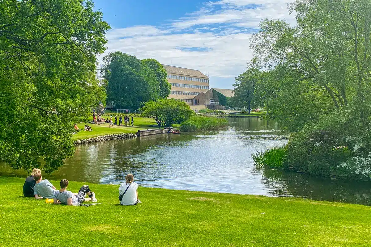 Mennesker slapper af ved soeen i Universitetsparken » Aarhus Inside Mennesker slapper af ved søen i Universitetsparken