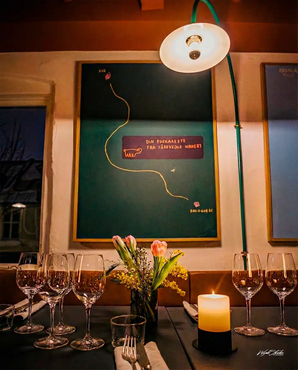 Moderne kunst og dækket bord i tre etager hos Restaurant Møf Moderne kunst og dækket bord i tre etager hos Restaurant Møf