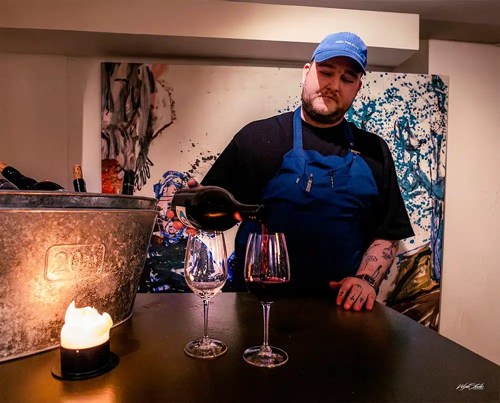 Sommelier Emil skænker rødvin til gæsterne hos Restaurant Møf Sommelier Emil skænker rødvin til gæsterne hos Restaurant Møf