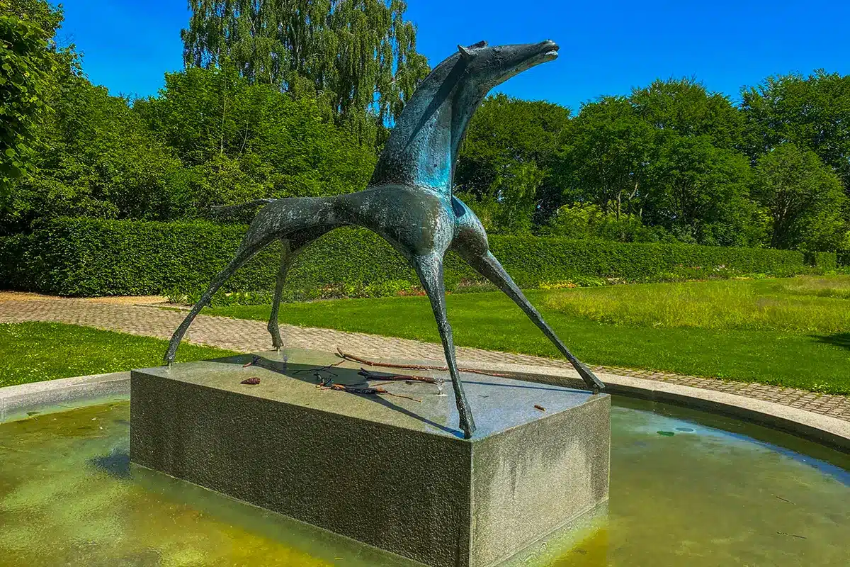 Statuen Solhesten med panoramaudsigt over den store plæne i Mindeparken Statuen Solhesten med panoramaudsigt over den store plæne i Mindeparken