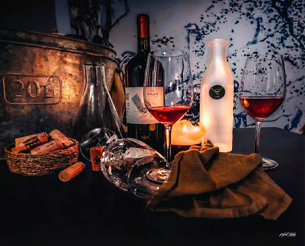 Stemningsbillede med vinflasker og fyldte vinglas hos Restaurant Møf. Stemningsbillede med vinflasker og fyldte vinglas hos Restaurant Møf.