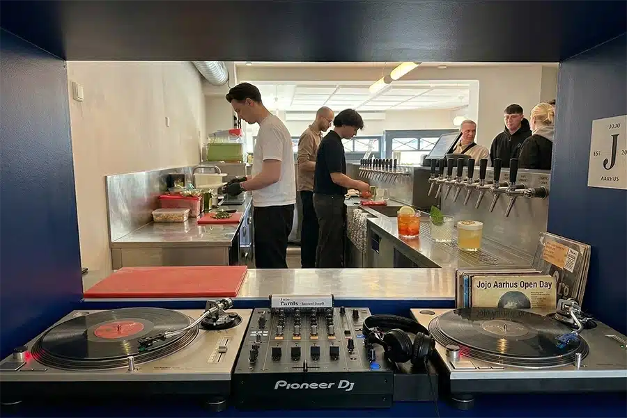 JOJO er landet i Aarhus DJ pult » Aarhus Inside JOJO er landet i Aarhus: Cocktails på hane og solskin ved Åboulevarden