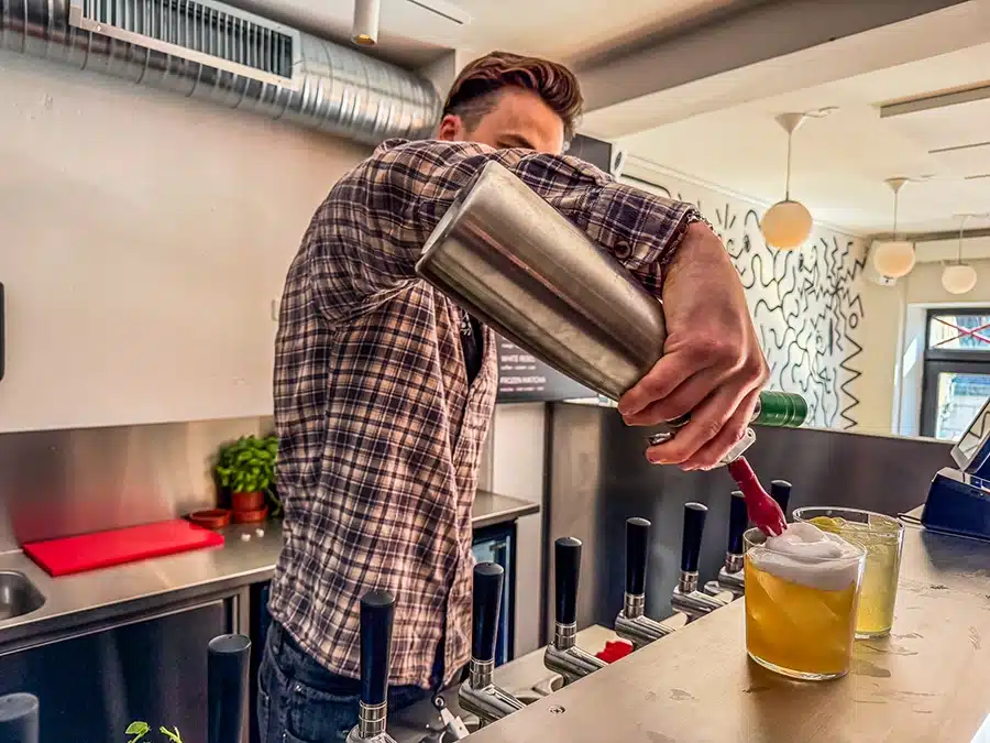 Bartender hos JOJO hælder drinks op i glas