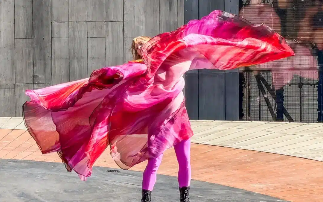 Danser i vidtflagrende pink og roed kjole i bevaegelse paa scenen ved Moesgaard under proeve paa Snedronningen » Aarhus Inside Eventyret begynder længe før premieren på Snedronningen ved Moesgaard