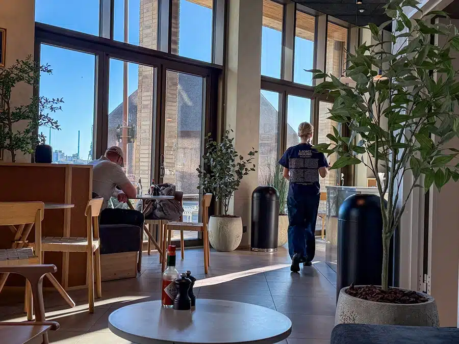 Lyst og moderne lokale hos Lighthouse Burgers på Aarhus Ø med store glaspartier, havudsigt og nordisk indretning.