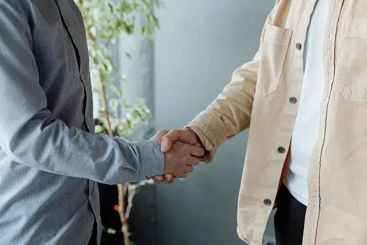 Naar virksomheden skifter haender Saadan bliver generationsskiftet en styrke » Aarhus Inside Når virksomheden skifter hænder: Sådan bliver generationsskiftet en styrke