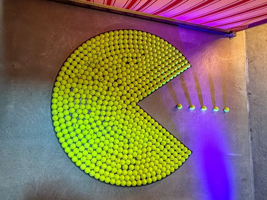 Pac-Man lavet af gule tennisbolde hos Stuen TV i Aarhus Sydhavn Pac-Man lavet af gule tennisbolde hos Stuen TV i Aarhus Sydhavn