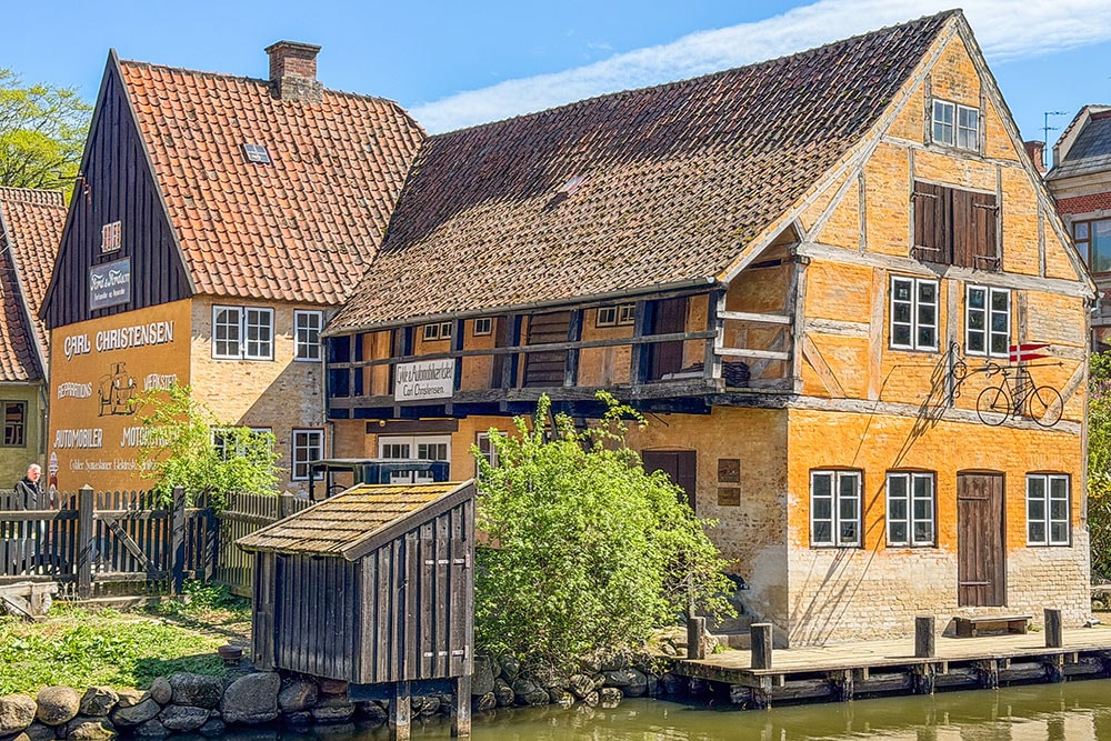Blomstrende frugttræ og Dannebrog i Den Gamle By i Aarhus, der er nomineret til EMYA-prisen 2026