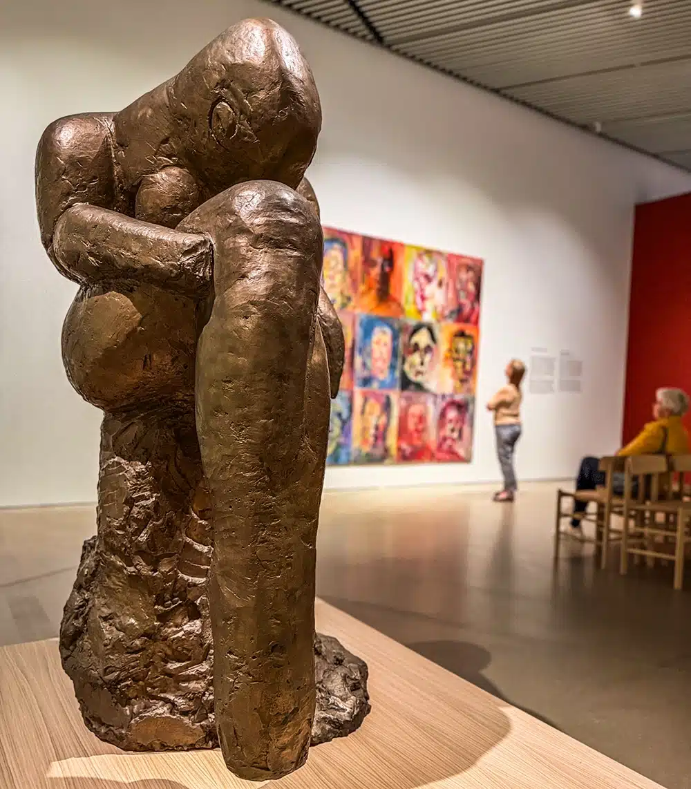 Bronzeskulptur foran Værket Mennesket først, Svend Wiig Hansen på ARoS