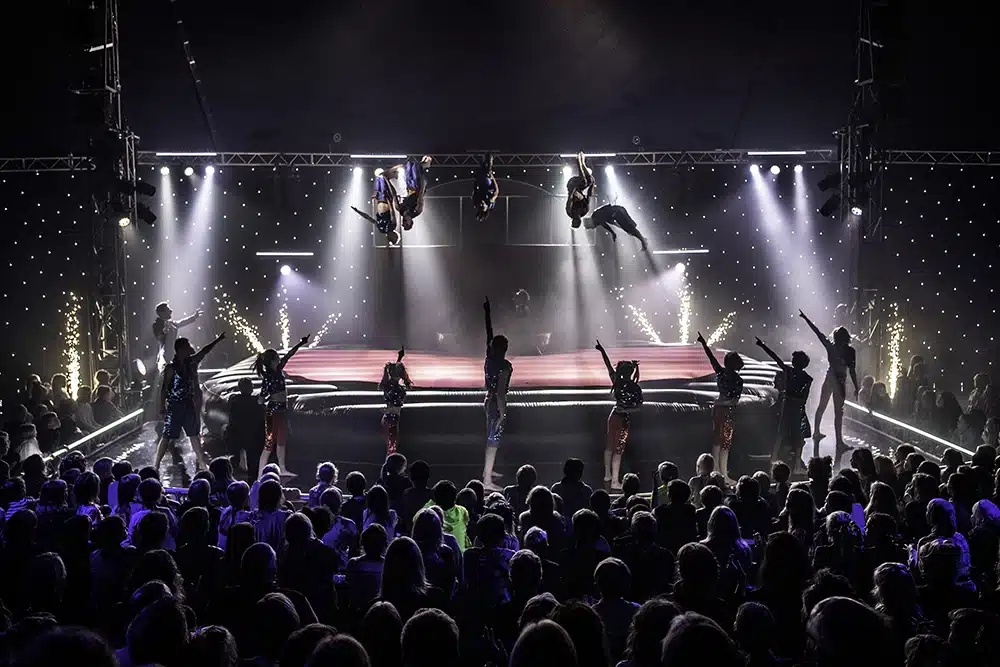 Flying Superkids optræder i Paladsteltet i Aarhus med springnumre, fyrværkeri og fuldt publikum i salen Flying Superkids optræder i Paladsteltet i Aarhus med springnumre, fyrværkeri og fuldt publikum i salen