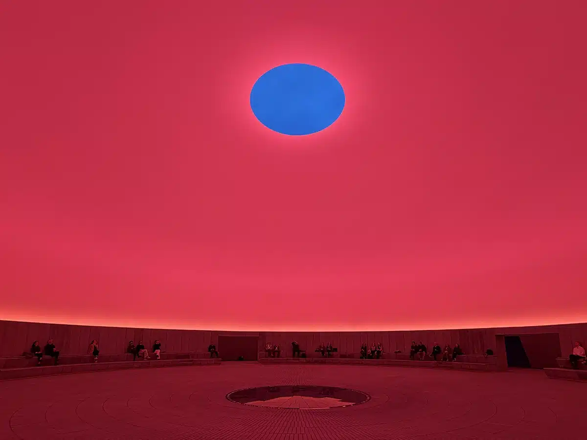 ARoS - As Seen Below - The Dome, a Skyspace by James Turrell - Foto Christina Hazelden - rød