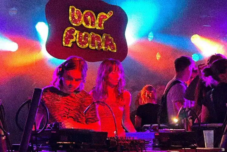 Bar' Funk spiller vinyl i Den Gamle Bys baggård