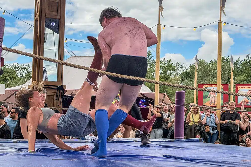 Glitter wrestling på NorthSide 2026 Sideshow med mand og kvinde i ringen foran jublende publikum