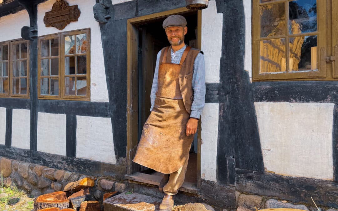 Lars bor femten meter fra sit værksted i Den Gamle By