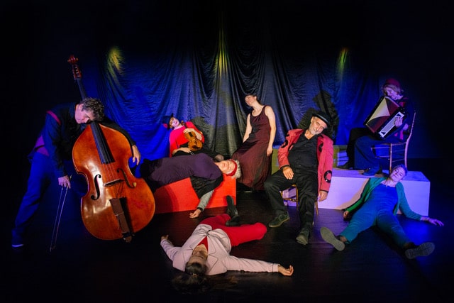 De døde lykkeligt til deres dages ende på Teater Katapult - foto Franseska Mortensen
