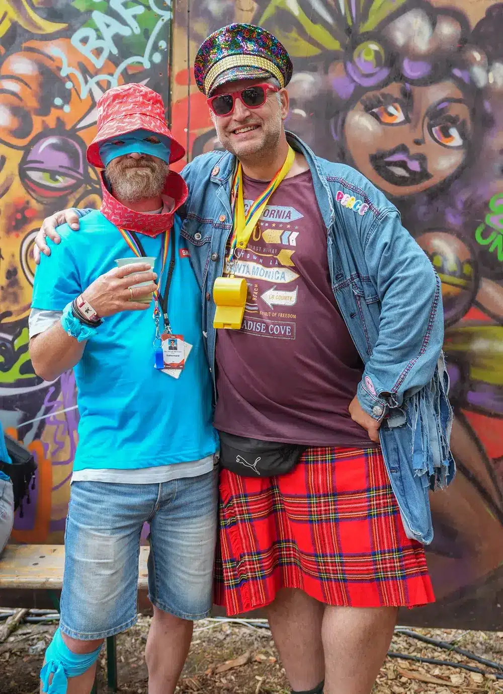Dan og Peter i farverige outfits på Smukfest 2026 Dan og Peter i farverige outfits på Smukfest 2026