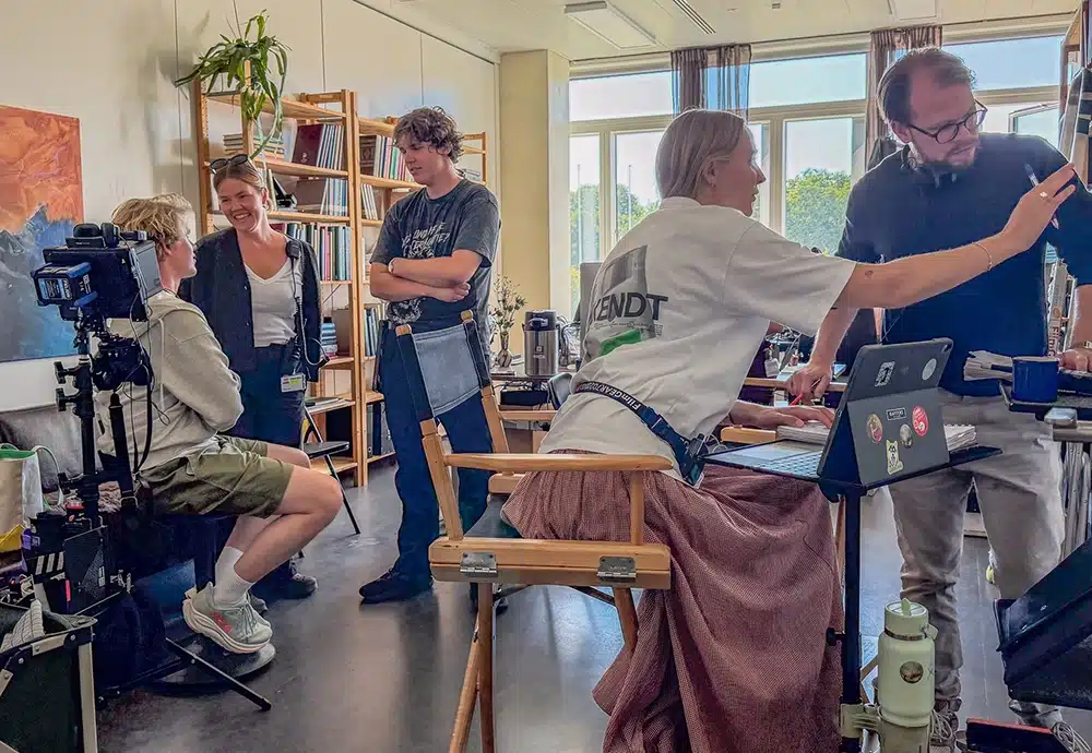 Filmholdet arbejder bag kameraet på Danefæ 2 på Moesgaard Filmholdet arbejder bag kameraet på Danefæ 2 på Moesgaard