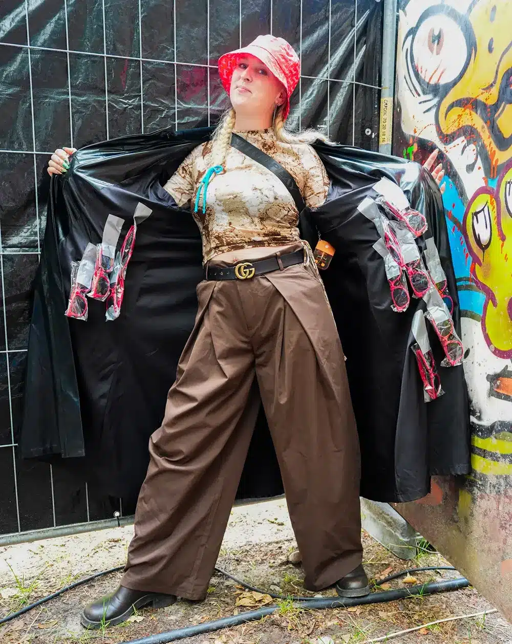 Frivillig viser kreativt festivaloutfit på Smukfest 2026 Frivillig viser kreativt festivaloutfit på Smukfest 2026