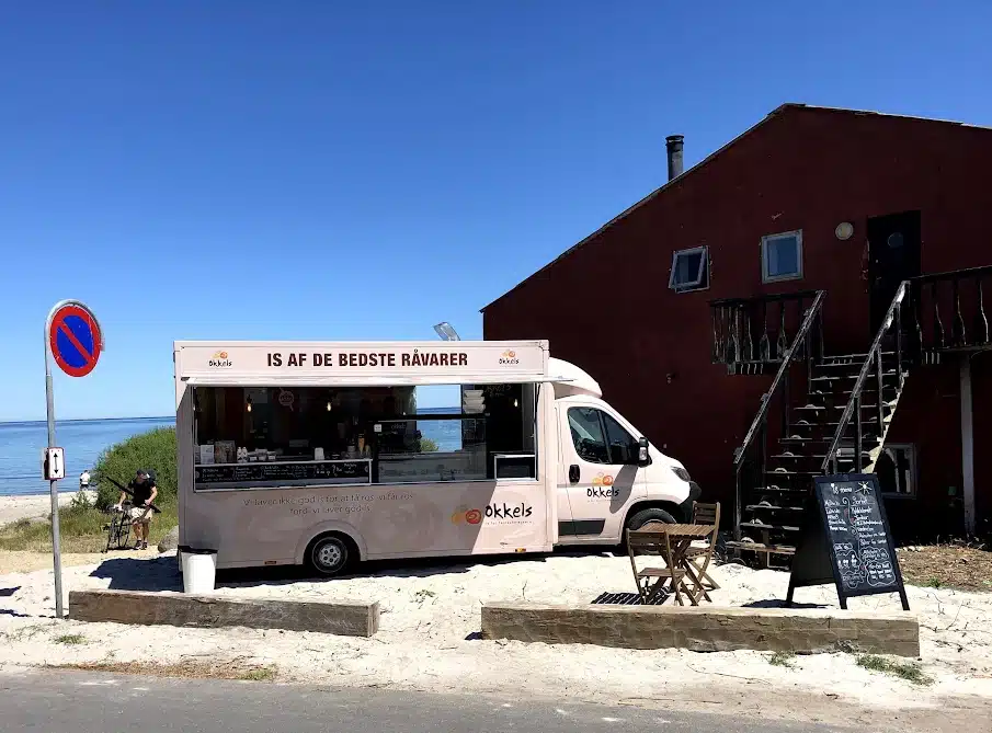Isvogn fra Okkels Is ved stranden Isvogn fra Okkels Is ved stranden