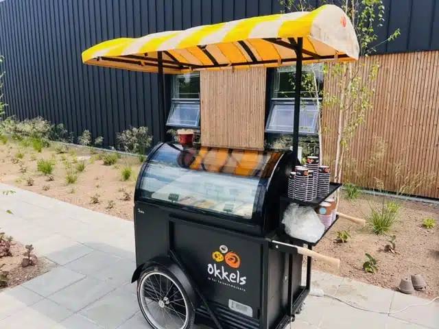 Mobil isvogn fra Okkels Is med gulstribet markise Mobil isvogn fra Okkels Is med gulstribet markise