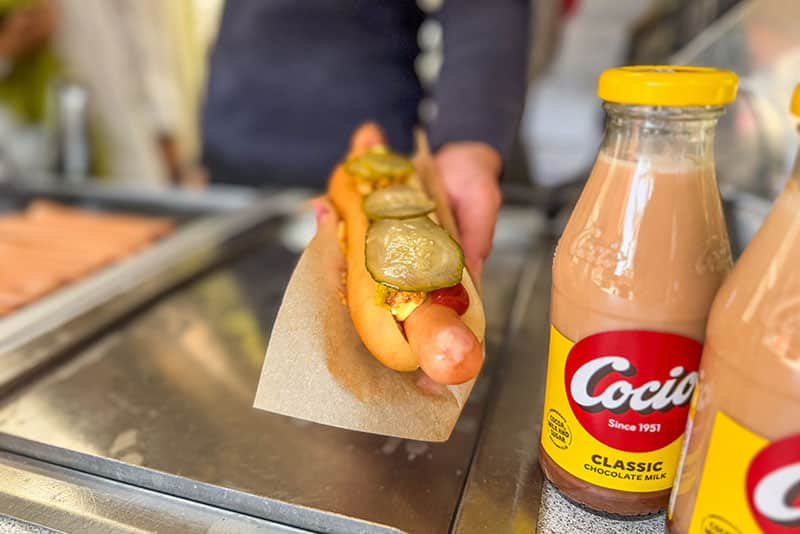 Pølsevognen i Den Gamle By med hotdog og Cocio