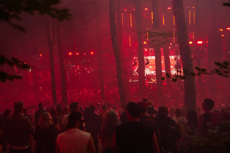 Rødt lys over EKKO og publikum på Smukfest 2026