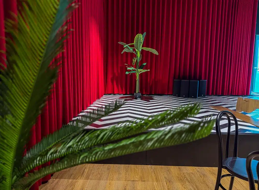 Scenen hos Porter’s med røde gardiner og zigzaggulv Scenen hos Porter’s med røde gardiner og zigzaggulv