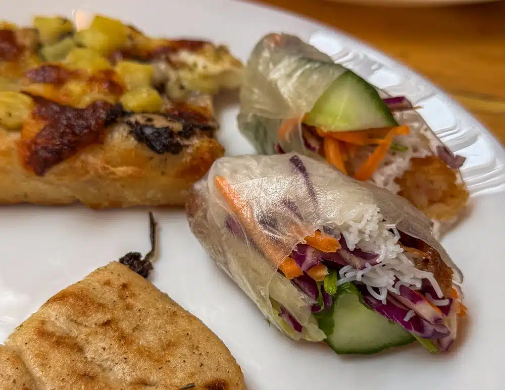 Smagsprøver fra forskellige køkkener på Aarhus Street Food Smagsprøver fra forskellige køkkener på Aarhus Street Food