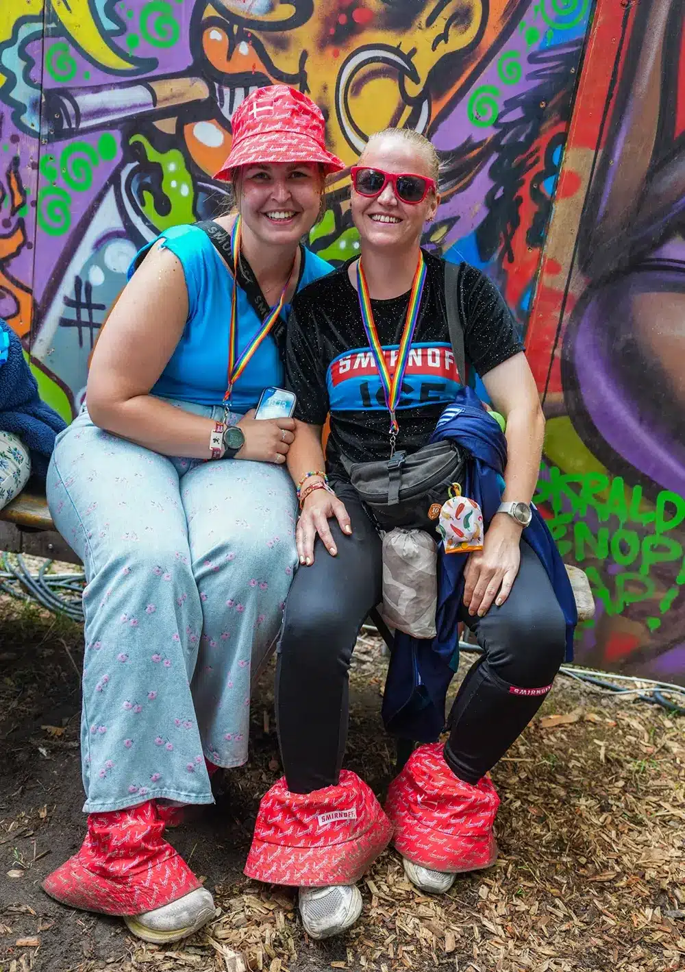 To frivillige i hjemmelavede outfits på Smukfest 2026 To frivillige i hjemmelavede outfits på Smukfest 2026